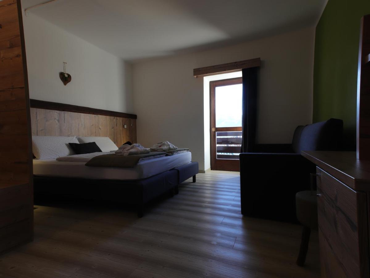 Hotel Alla Rocca Varena Exterior photo