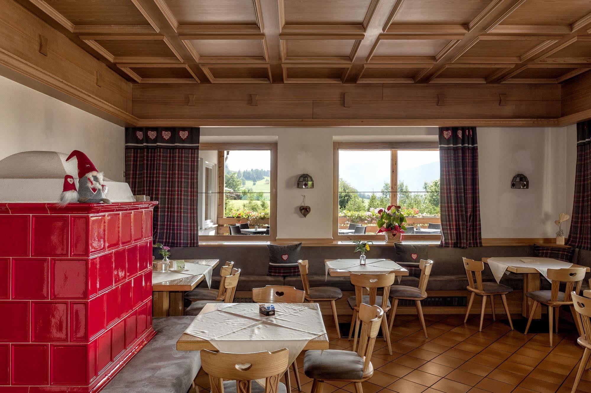 Hotel Alla Rocca Varena Exterior photo